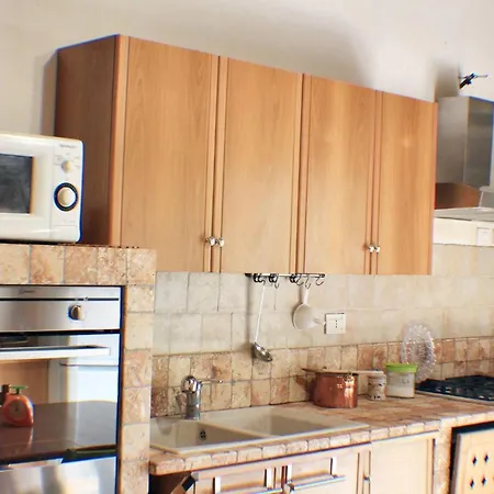 Spacious In With Shared Pool & Garden Apartment