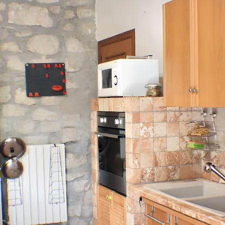 Apartment Spacious In With Shared Pool & Garden