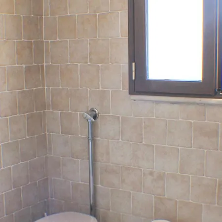 Spacious In With Shared Pool & Garden Apartment *