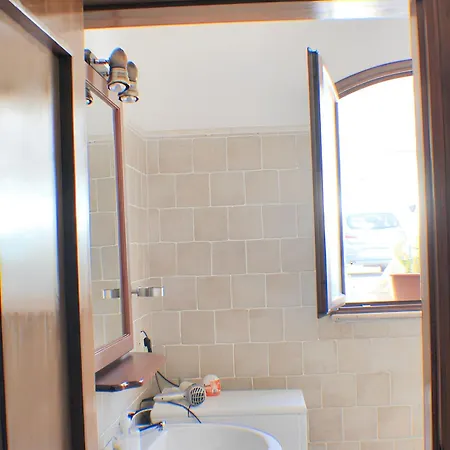 Spacious In With Shared Pool & Garden Modica