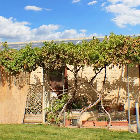 Spacious In With Shared Pool & Garden Apartment