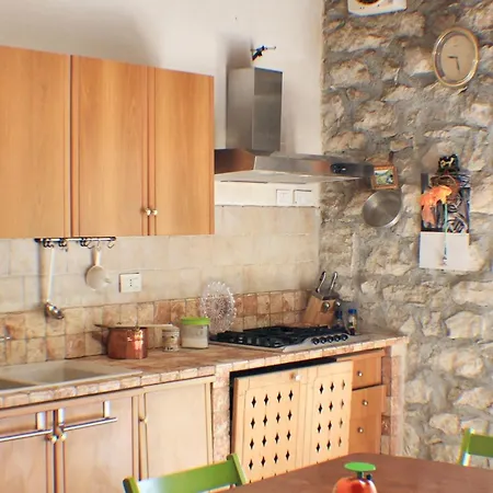 Spacious In With Shared Pool & Garden Apartment *