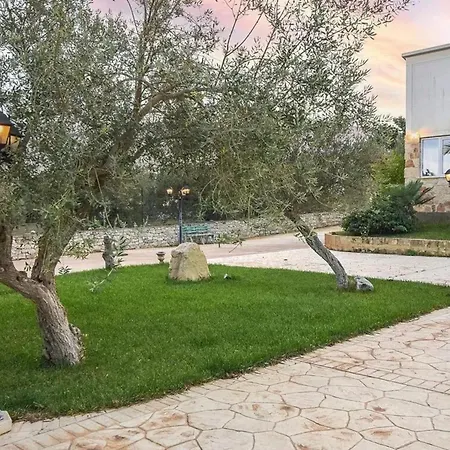 Spacious In With Shared Pool & Garden Apartment