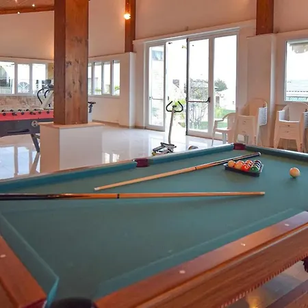 Spacious In With Shared Pool & Garden Apartment *