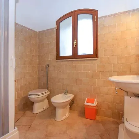 Spacious In With Shared Pool & Garden *