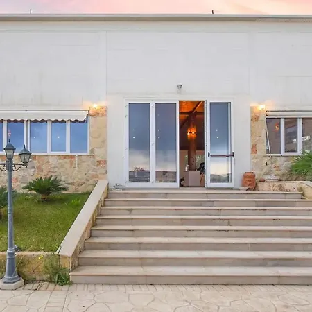 Spacious In With Shared Pool & Garden Modica