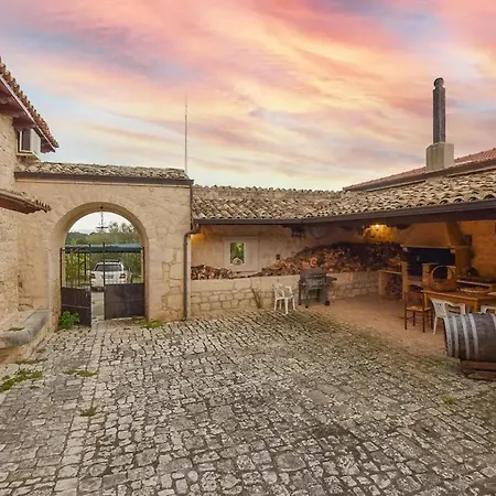 Spacious In With Shared Pool & Garden * Modica