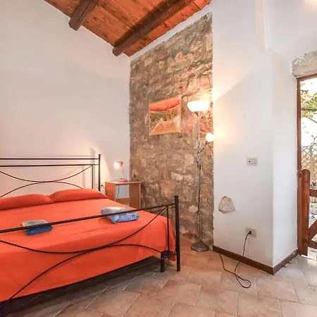 Spacious In With Shared Pool & Garden Apartment