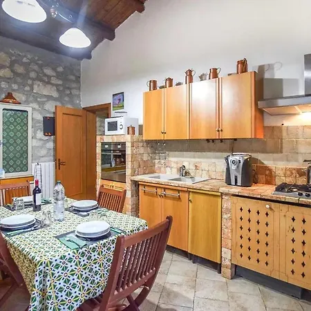 Apartment Spacious In With Shared Pool & Garden