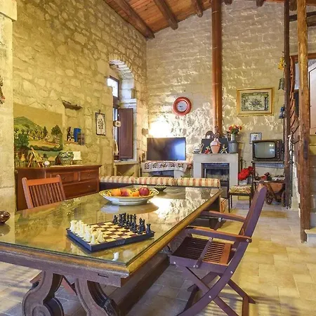 Apartment Spacious In With Shared Pool & Garden *