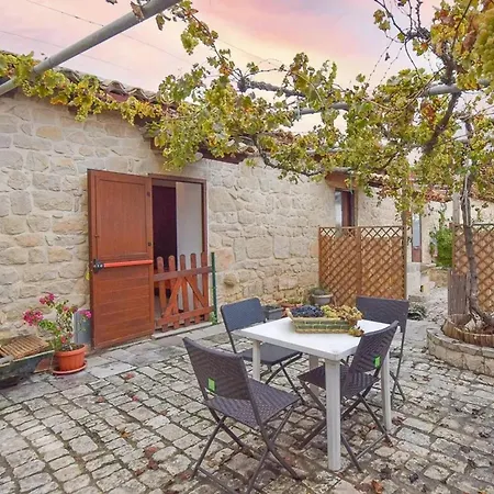 Spacious In With Shared Pool & Garden Apartment Modica