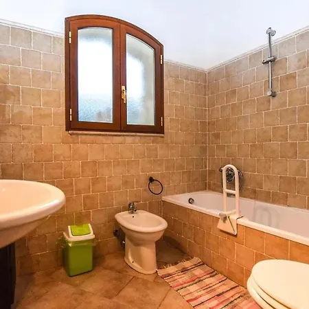 Spacious In With Shared Pool & Garden Modica