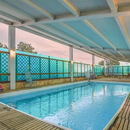Spacious In With Shared Pool & Garden * Modica