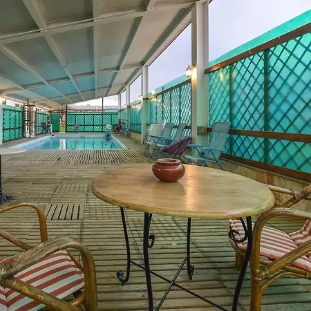 Spacious In With Shared Pool & Garden