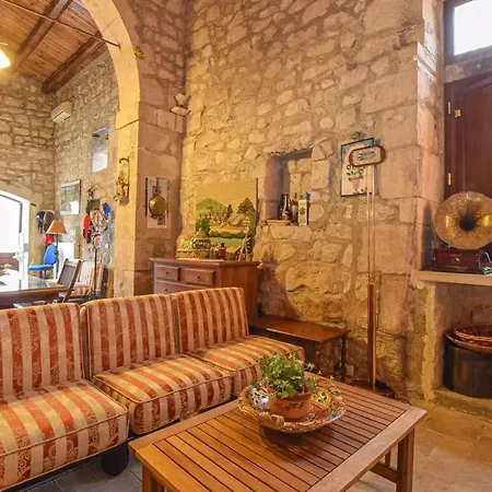 Spacious In With Shared Pool & Garden Apartment