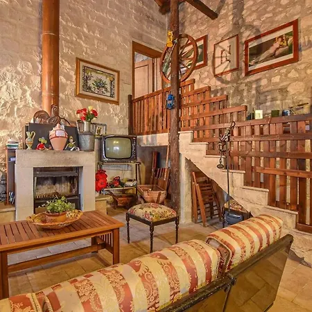 Apartment Spacious In With Shared Pool & Garden
