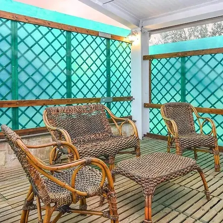 Spacious In With Shared Pool & Garden Apartment *