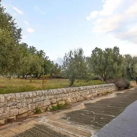 Apartment Spacious In With Shared Pool & Garden *