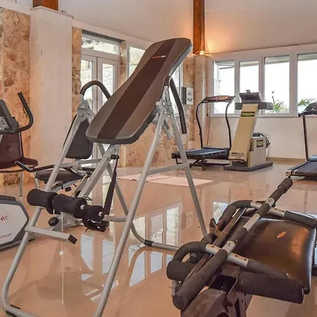 Spacious In With Shared Pool & Garden Apartment Modica