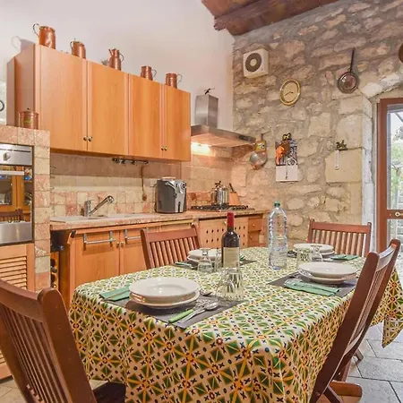 Apartment Spacious In With Shared Pool & Garden Modica