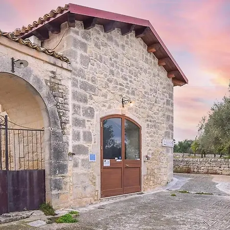 Spacious In With Shared Pool & Garden *