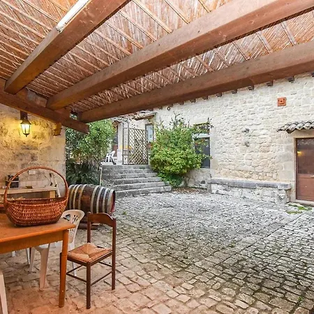 Spacious In With Shared Pool & Garden Modica