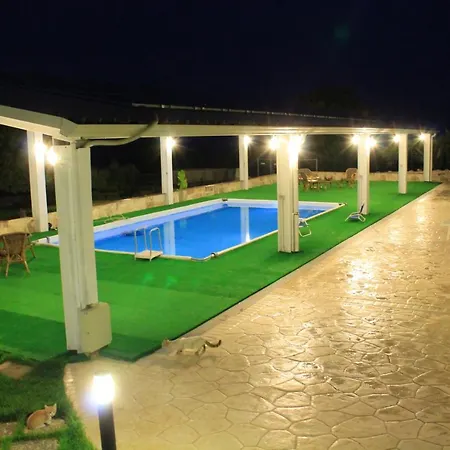 Spacious In With Shared Pool & Garden Apartment *