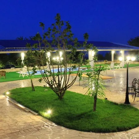 Spacious In With Shared Pool & Garden Modica